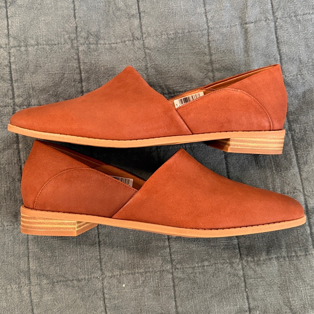 Clarks Women's Tan Loafers - Picture 5 of 8